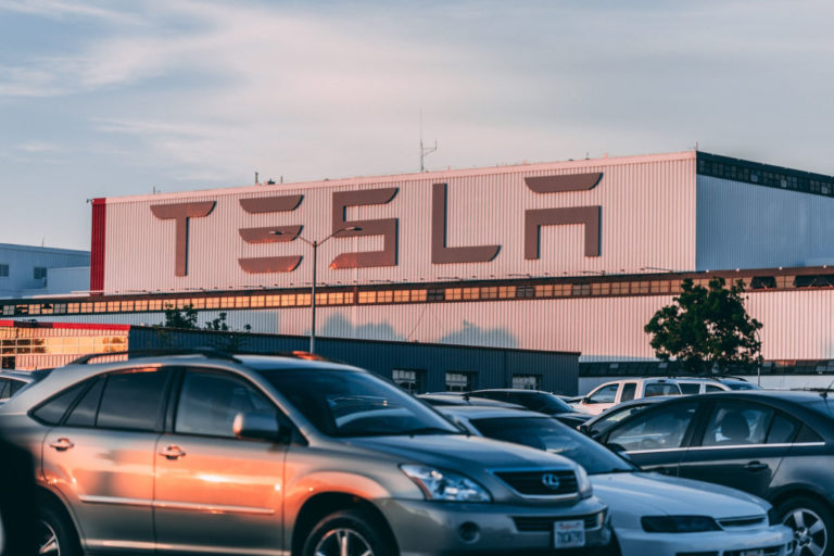 Read more about the article How Many Days and Hours Do Tesla Employees Work? (in 2022)